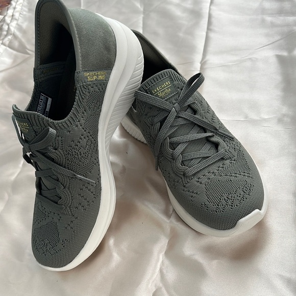 Skechers Gray Sneakers with Cushioned Sole and Textured Fabric - Picture 1 of 6